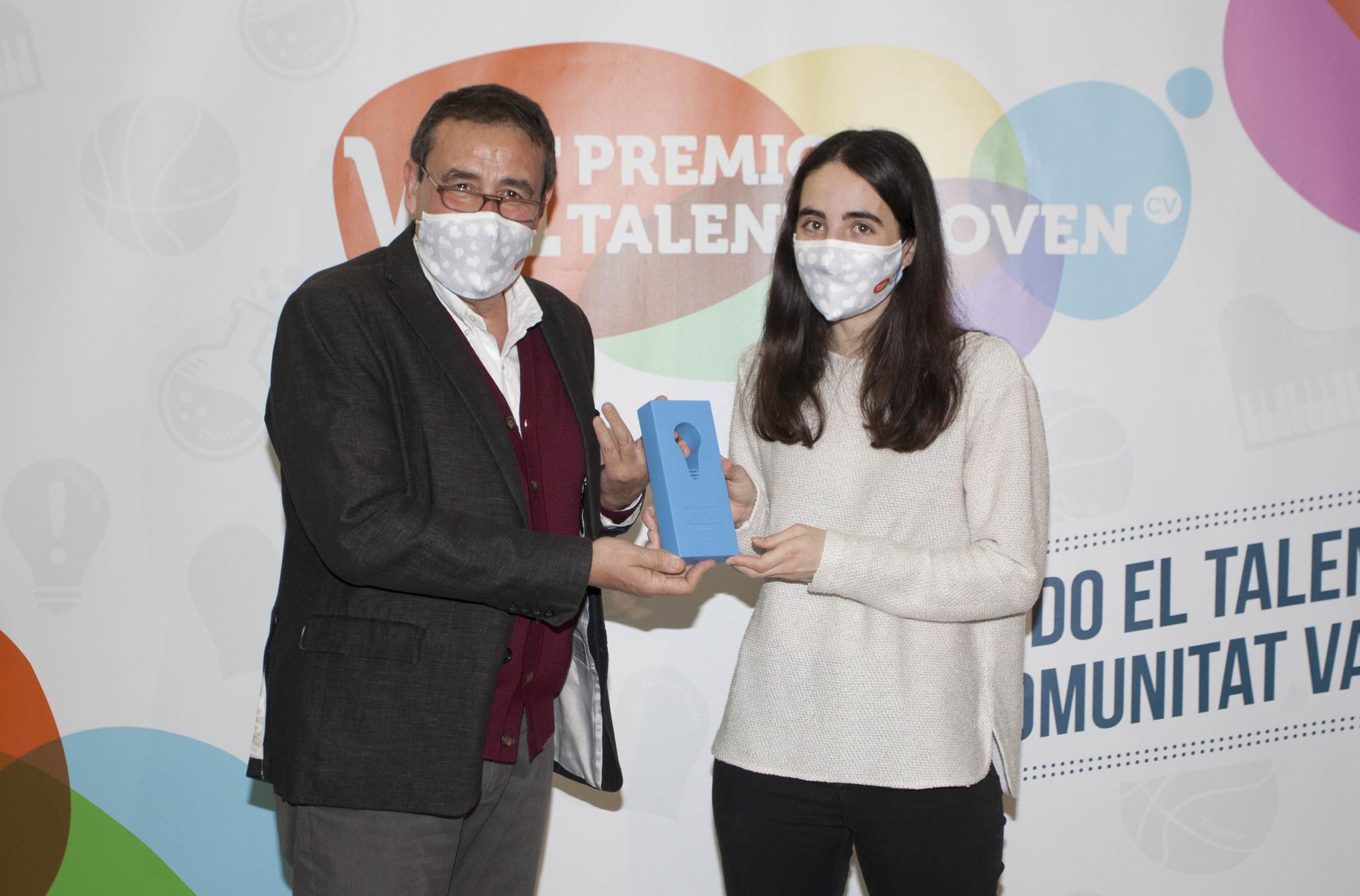 Julio Monreal entrega el premio de Deporte a Victoria Díez.jpg