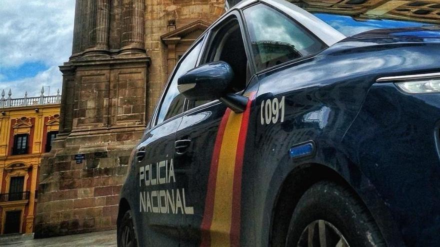Un coche patrulla de la Policía Nacional en el Centro de Málaga.