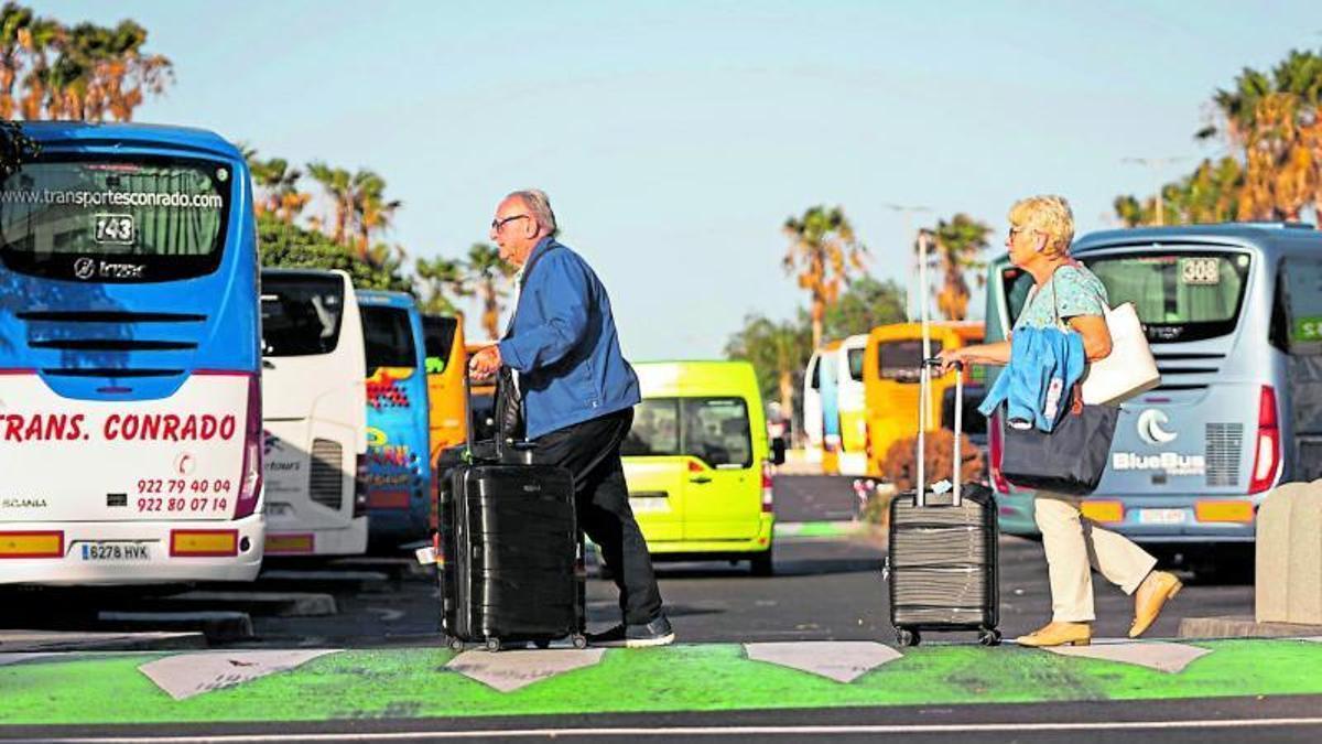 Turistas en el Aeropuerto de Tenerife Sur
