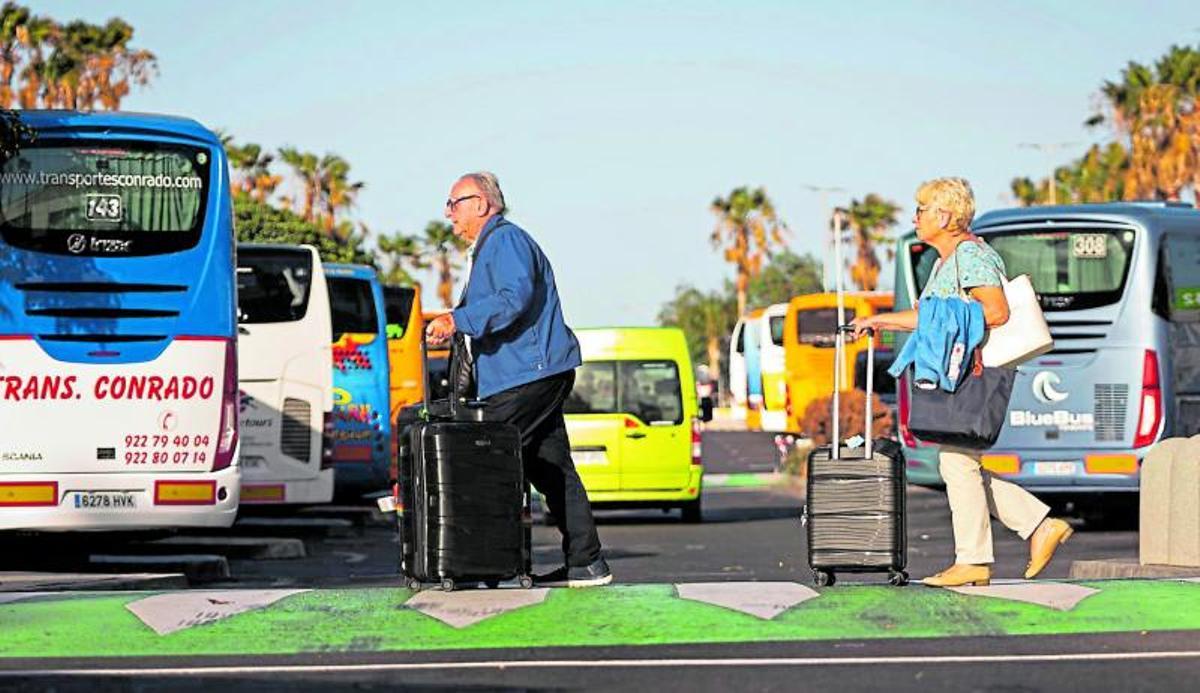 Turistas en el Aeropuerto de Tenerife Sur