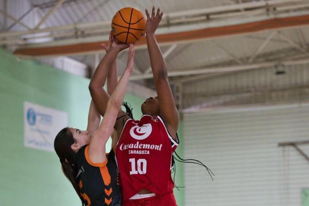 Dike, con la camiseta del Casademont Zaragoza tratando de anotar