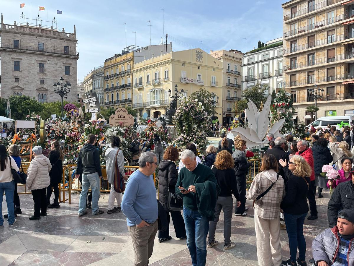 Esprint final para ver el manto de la Virgen y 'llevarse' a casa algunos ramos antes de que los retiren