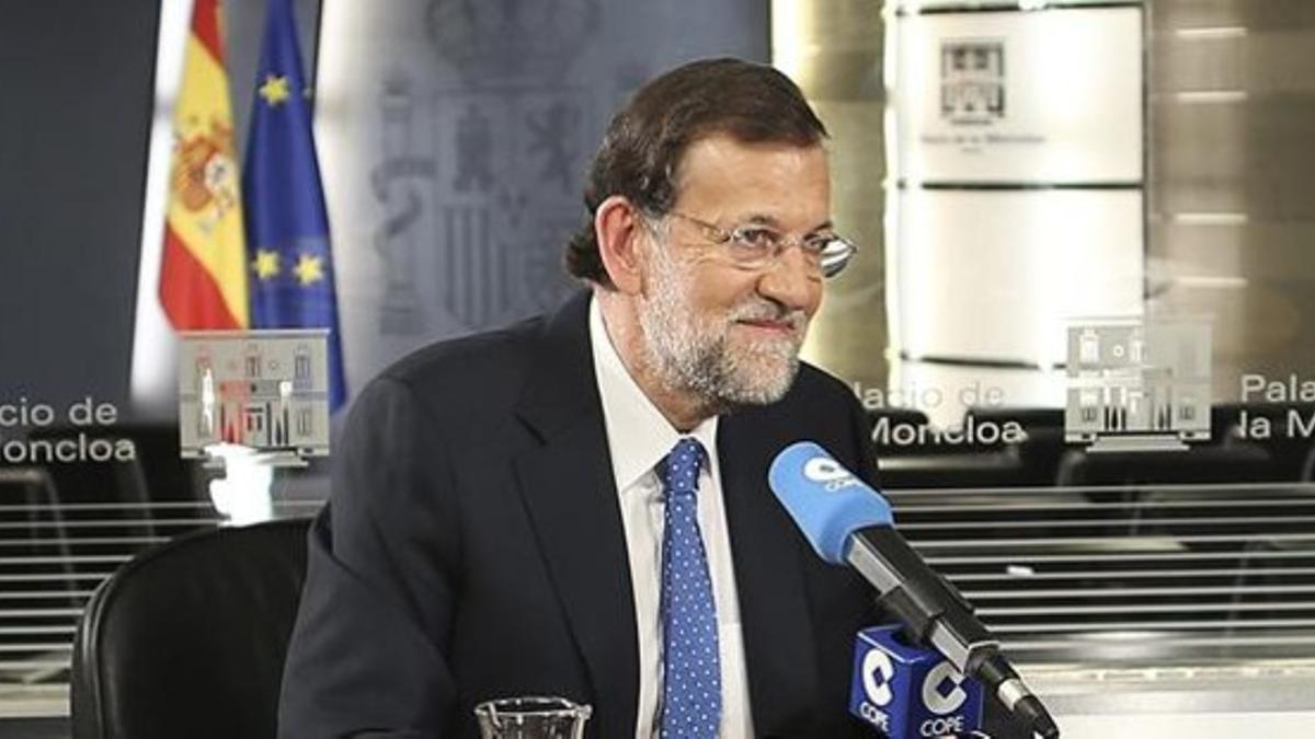 El presidente del Gobierno, Mariano Rajoy, este lunes, durante la entrevista en la cadena Cope. EFE / DIEGO CRESPO