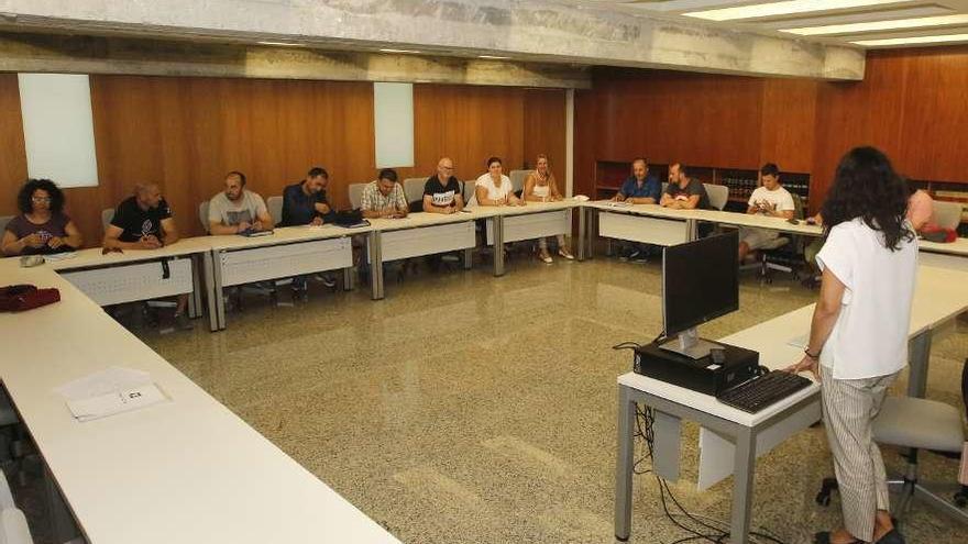 Imagen de la reunión de ayer del comité de empresa ante la Inspección Provincial de Traballo. // Alba Villar