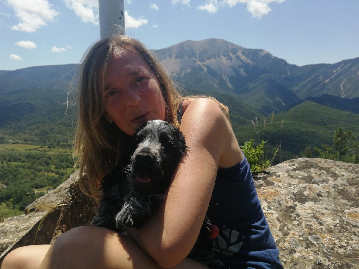 Natalia, junto a su perro Ron.