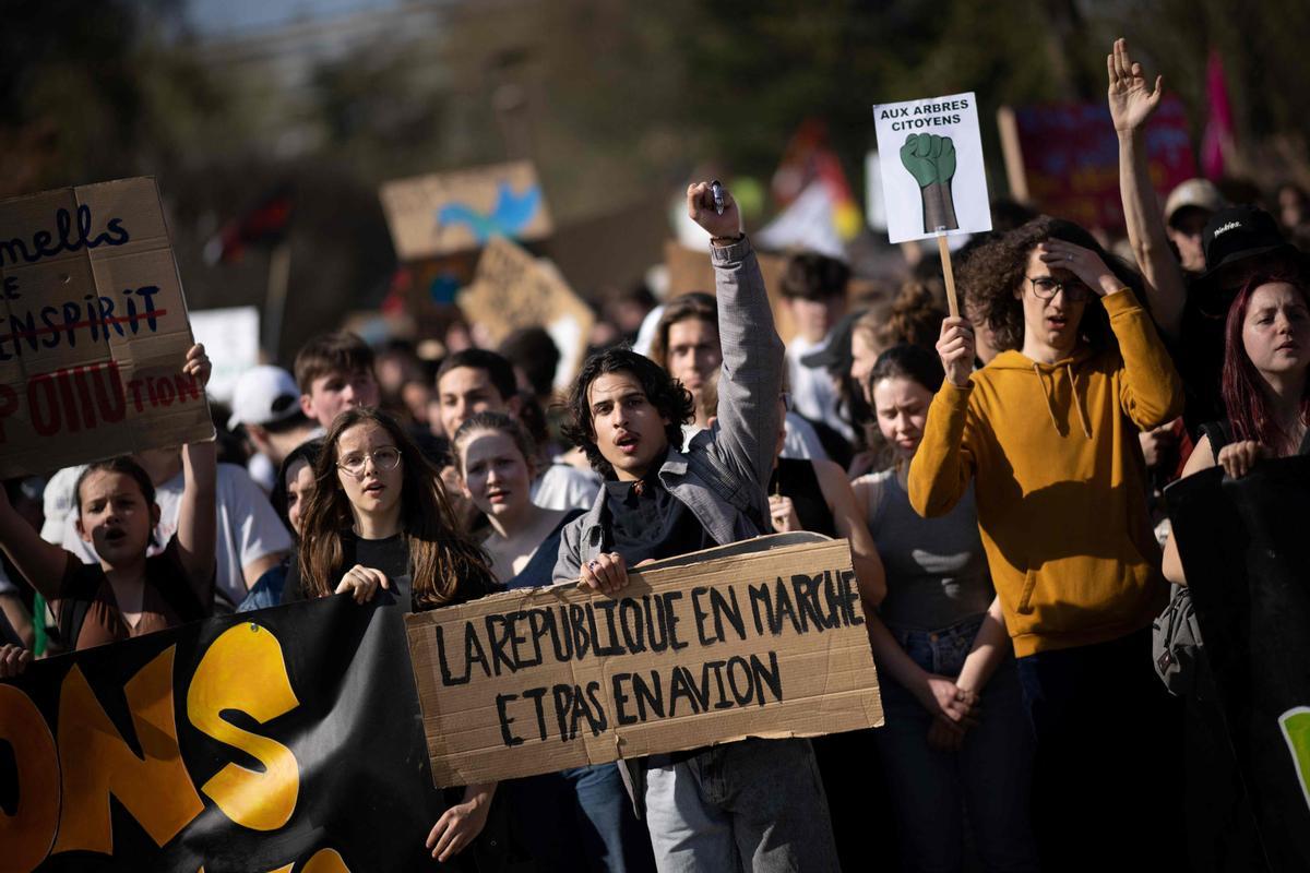 Manifestación en el marco del día internacional de acción climática de los jóvenes en Nantes, oeste de Francia, el 25 de marzo de 2022.