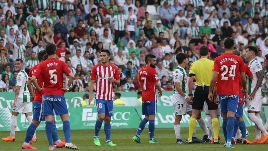 Los jugadores del Sporting conversan tras un lance del encuentro.