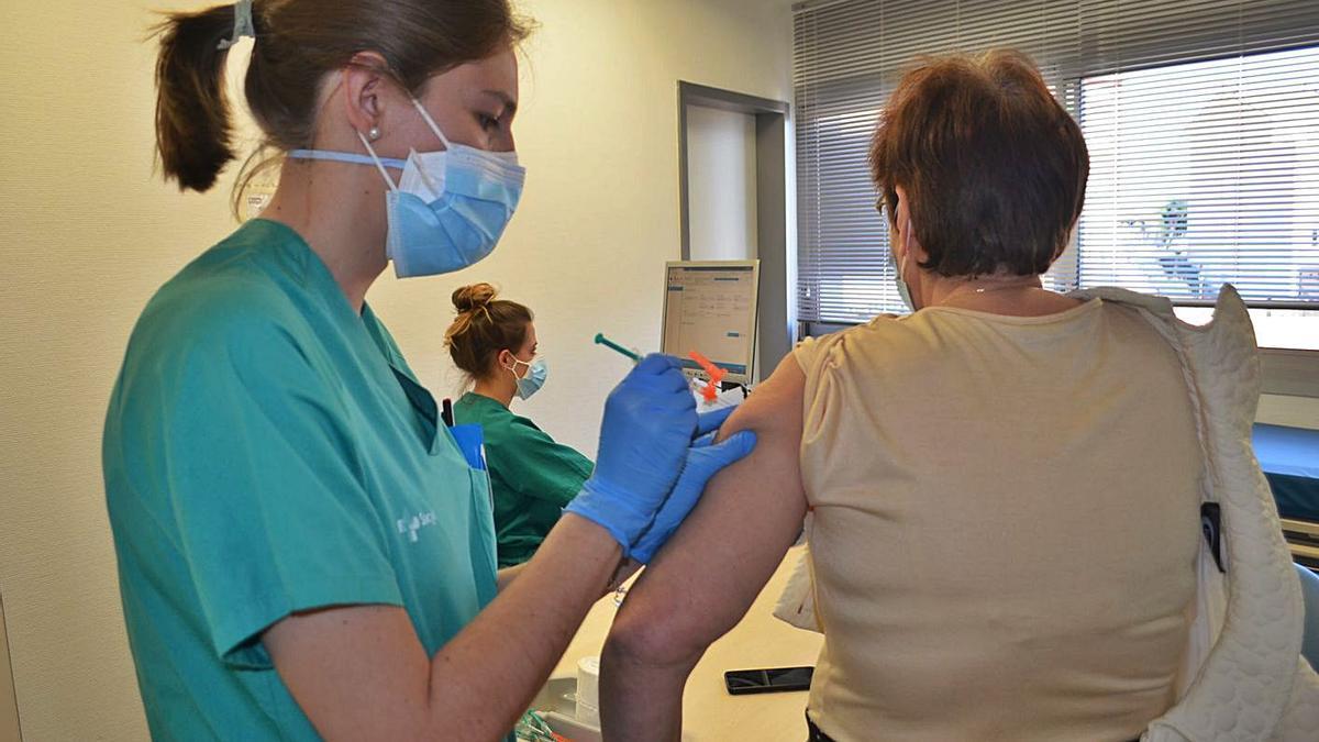 Equipo de enfermeras, durante la vacunación masiva a los nacidos en 1956, en el hospital de Benavente. | E. P.