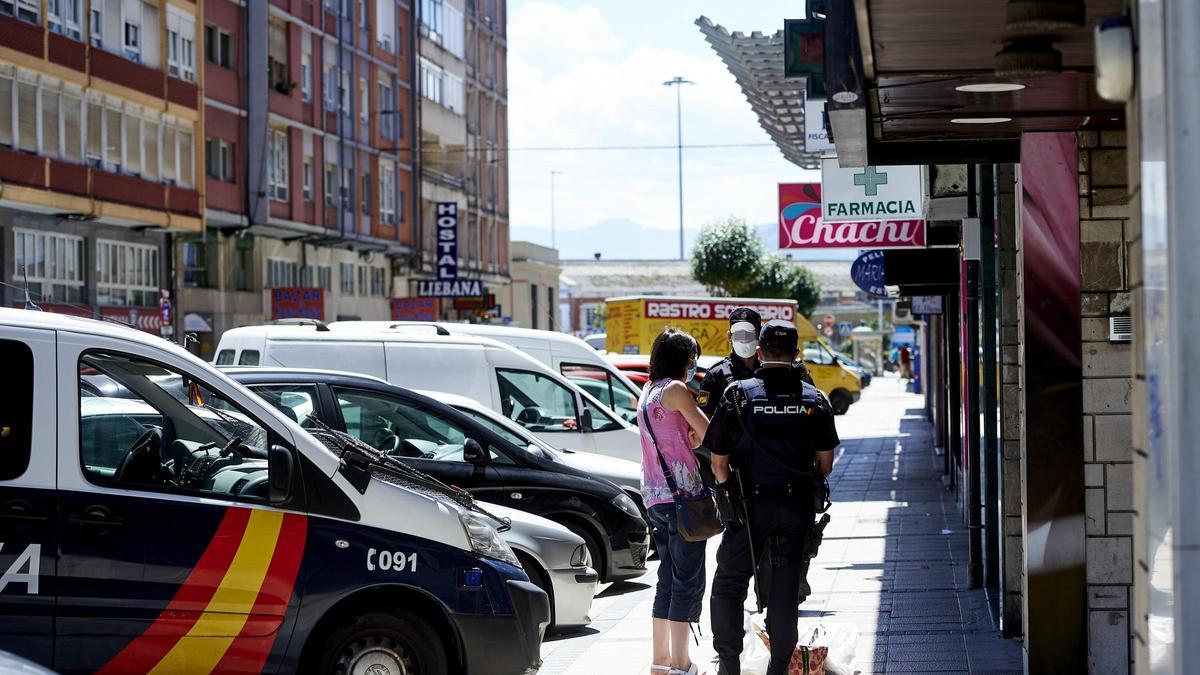 Dos policías en Santander.