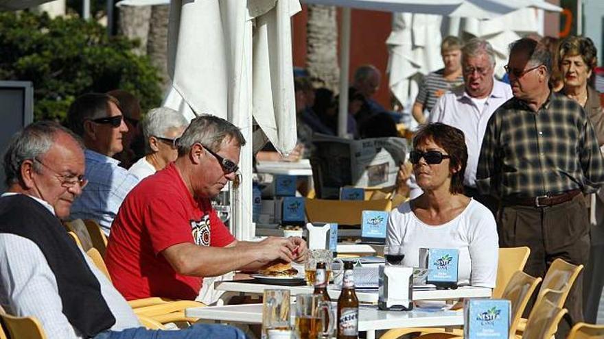 Un grupo de personas disfruta del buen tiempo en una terraza del Postiguet a finales de noviembre