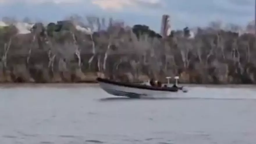 Así planearon las narcolanchas por el río Guadalquivir junto a la Cartuja a plena luz del día
