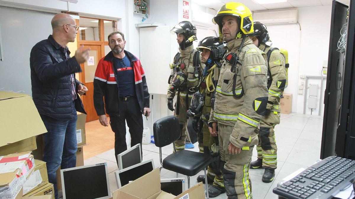 Los bomberos, con el jefe al frente, en la sala de servidores del Concello de Ourense.