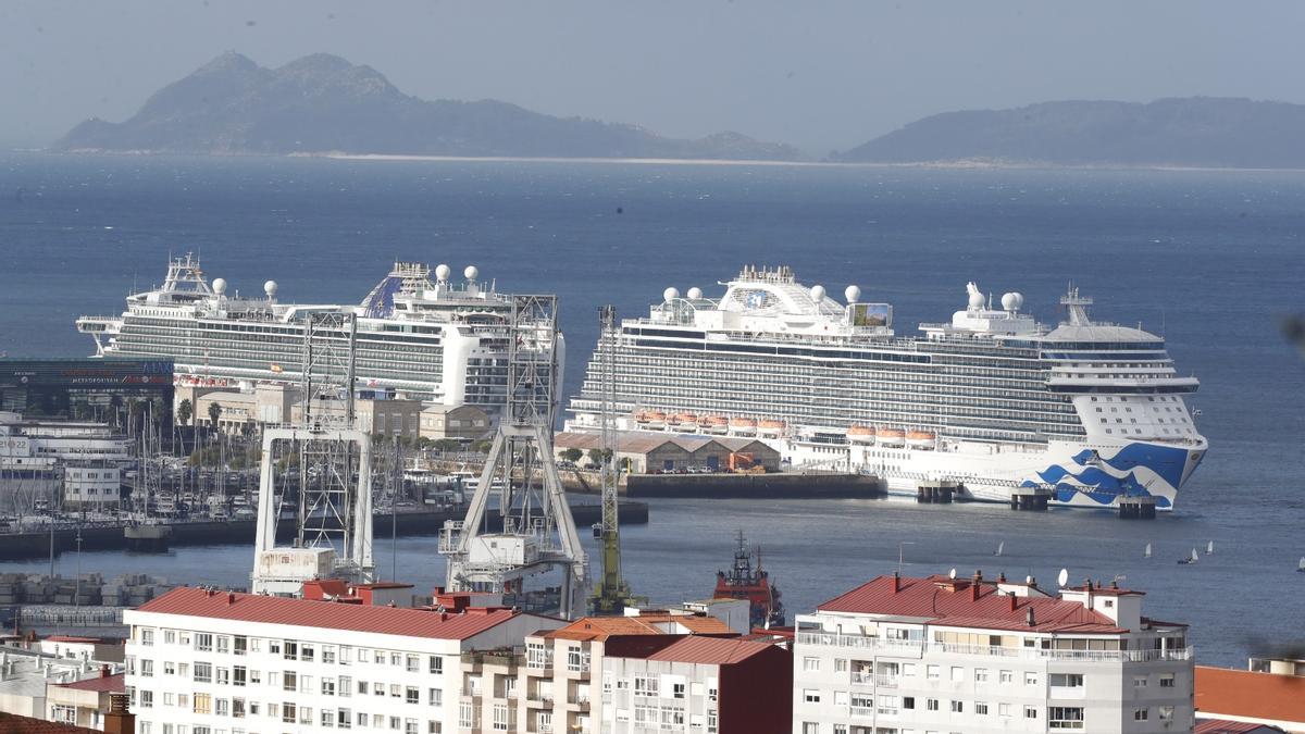 El &#039;Sky Princess&#039; y el &#039;Ventura&#039;, esta mañana en Vigo