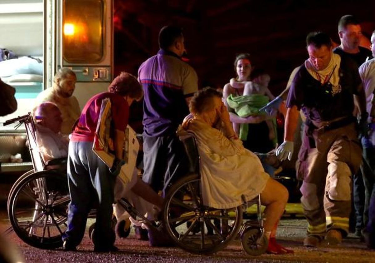 Els equips d’emergència atenen a algunes persones grans afectades per l’explosió.
