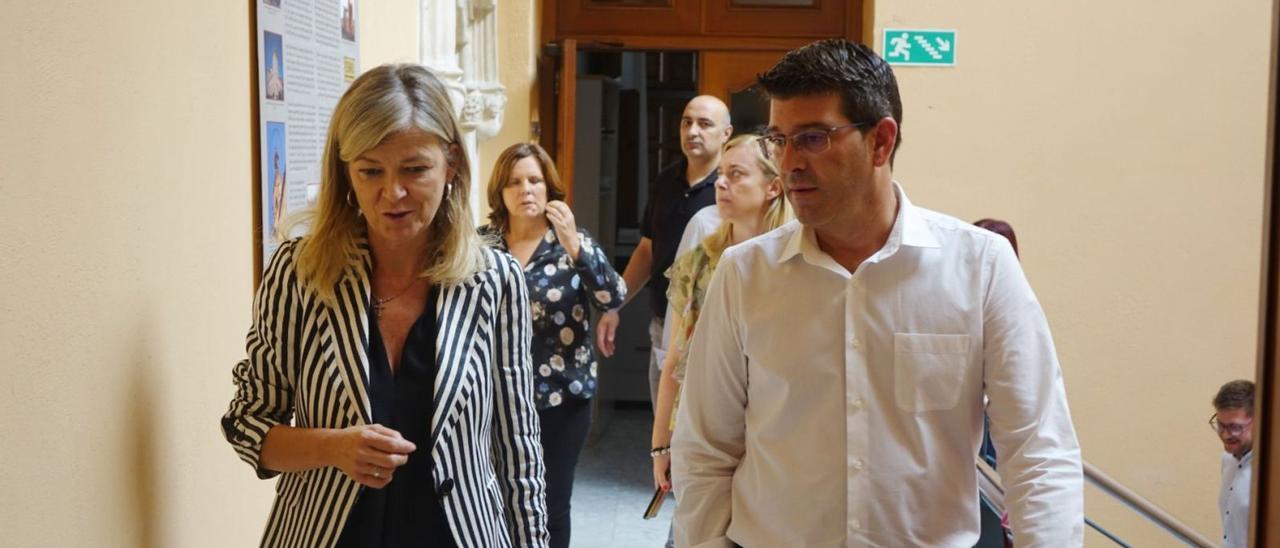 La consellera de Justicia, Gabriela Bravo, junto al alcalde de Ontinyent, Jorge Rodríguez, en una imagen de archivo. | PERALES IBORRA