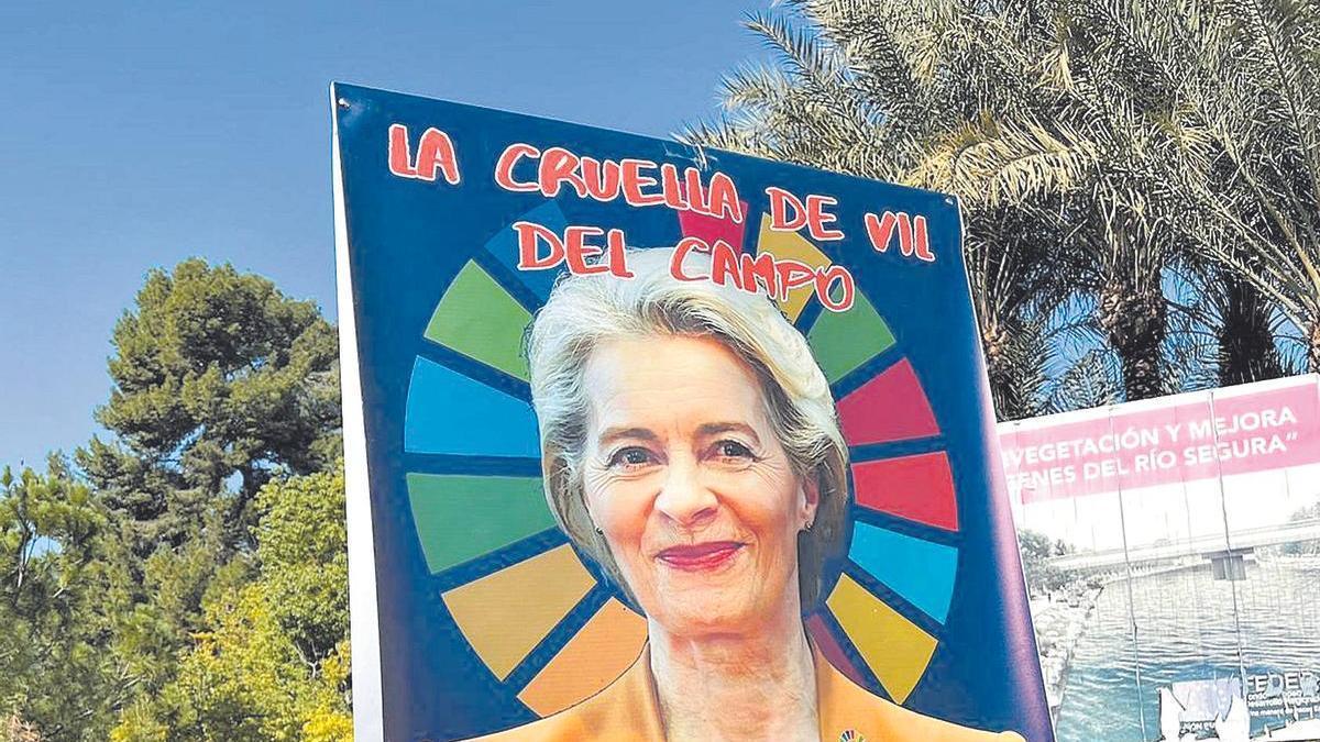 Uno de los agricultores con la pancarta que define a Ursula von der Leyen como 'La Cruella de Vil del campo&quot;.