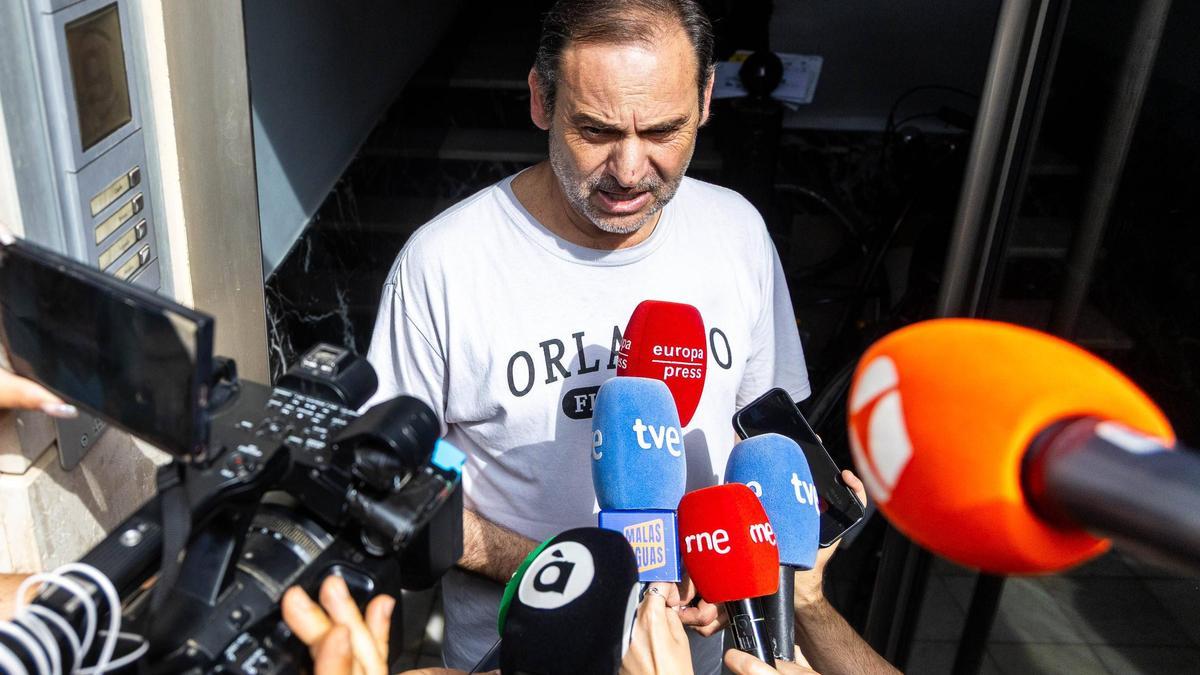 Ábalos responde a la prensa tras el registro de la UCO en su piso de València.