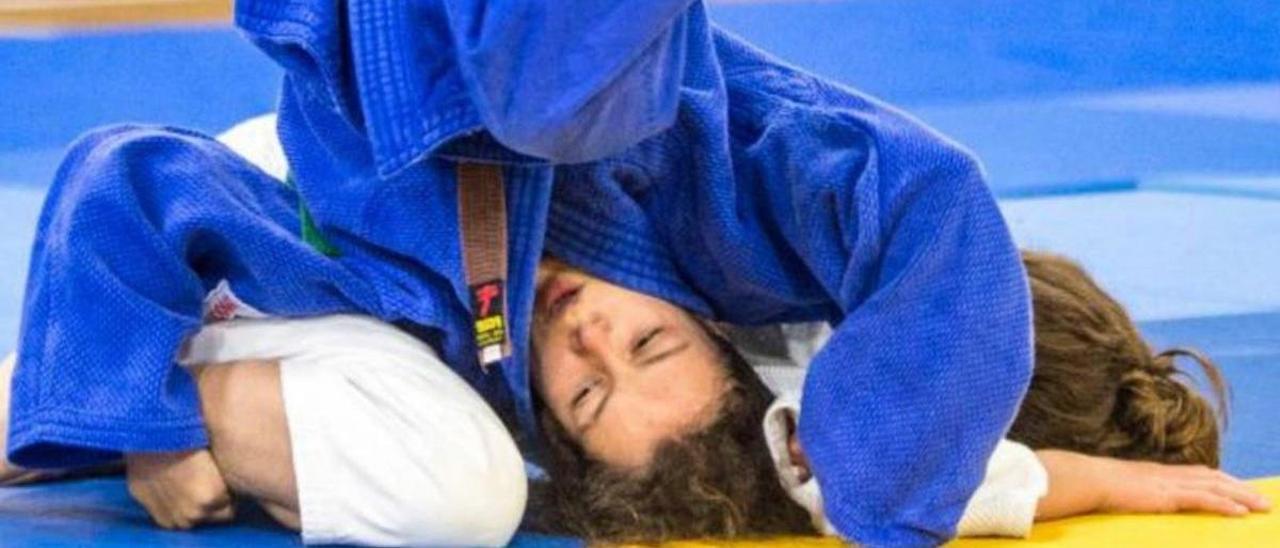 Raquel Burgos, de blanco. | Judo Avilés / Ricardo Solís