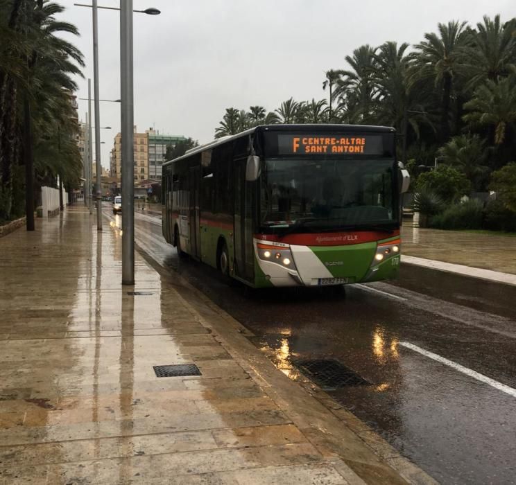 La lluvia deja 50 litros en Elche y provoca derrum