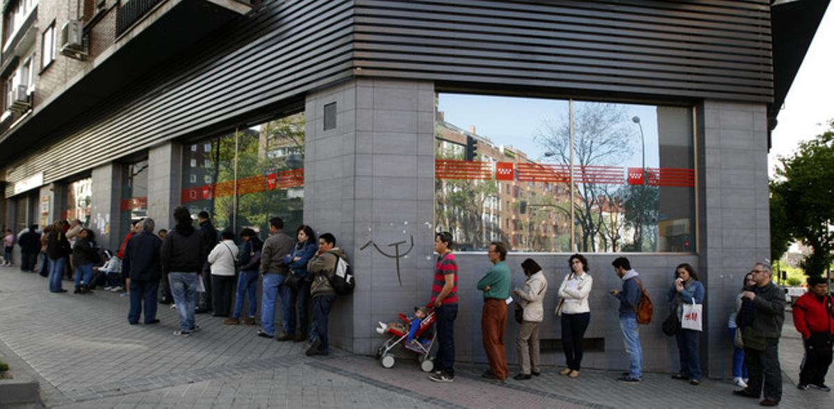 Cua de l’atur en una oficina d’ocupació de Madrid, l’abril passat.