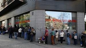 Cua de l’atur en una oficina d’ocupació de Madrid, l’abril passat.