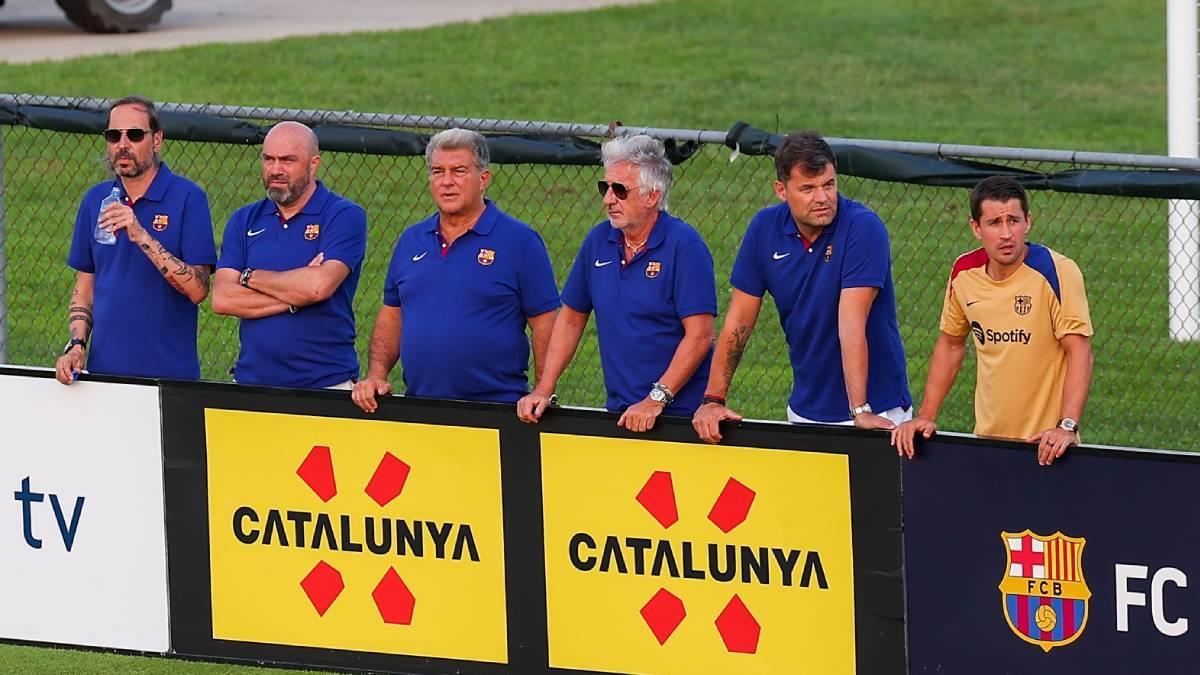 Bojan, junto a los directivos en un entrenamiento de esta gira