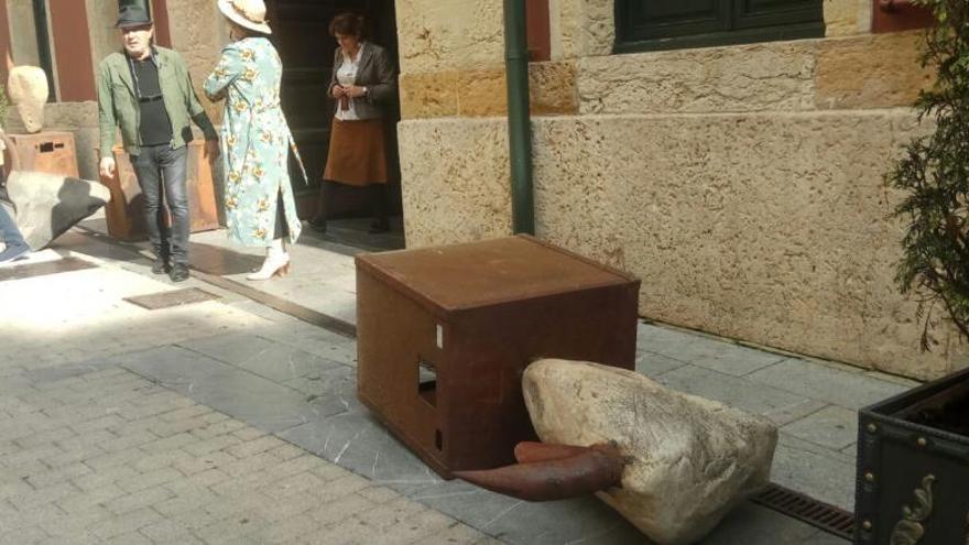 Las dos esculturas tumbadas a la puerta de Trascorrales.