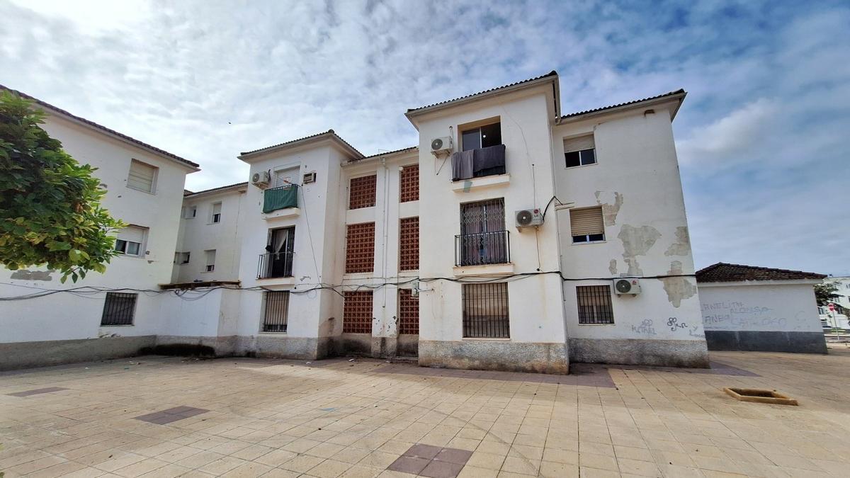 Viviendas sociales de alquiler de la barriada Francisco de Quevedo de Puente Genil que la Junta va a rehabilitar.