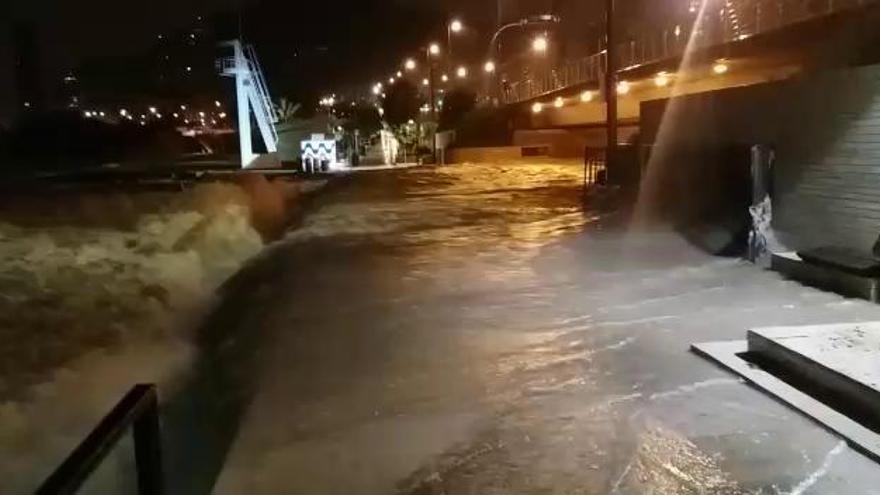 El agua engulle la playa de la Albufereta