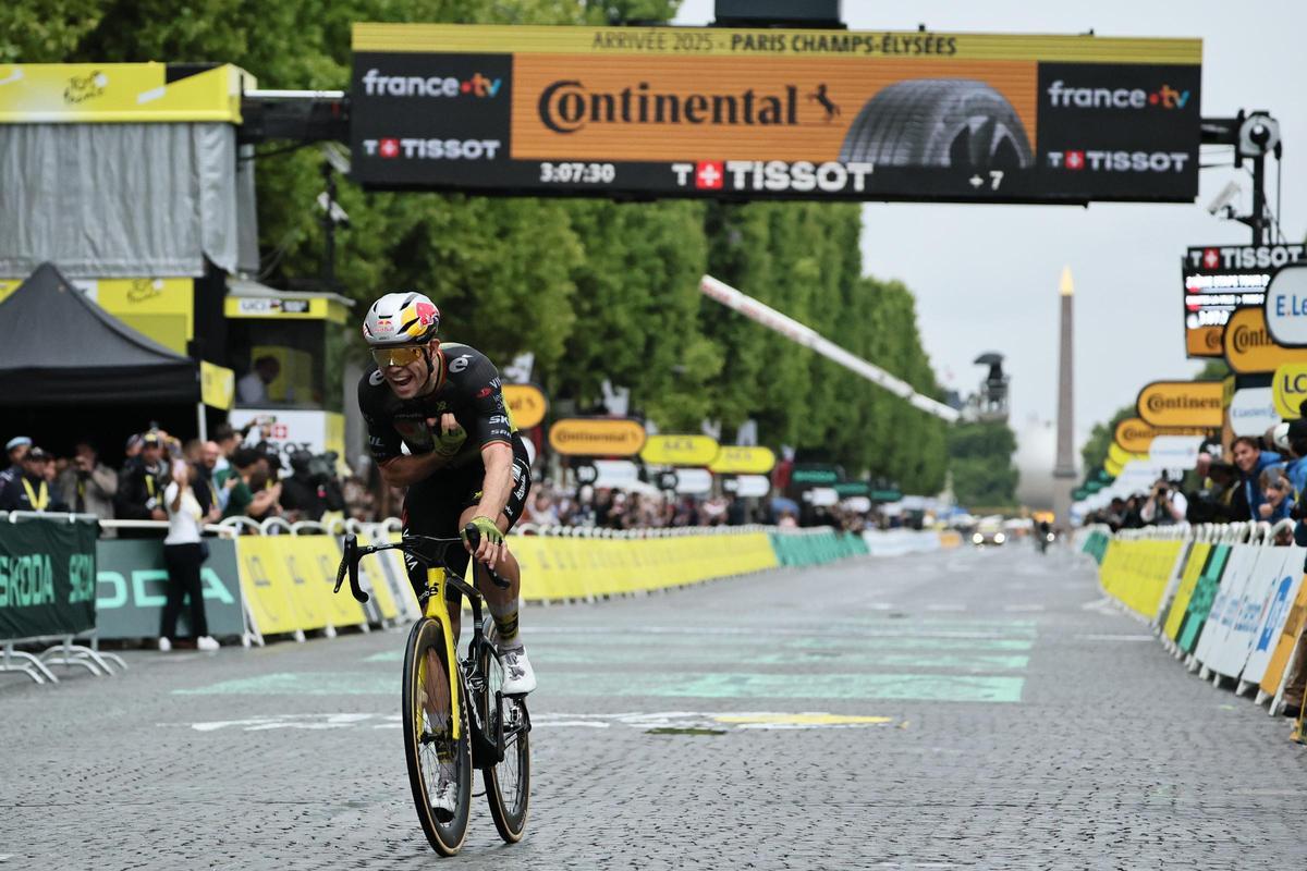 Van Aert celebra la victoria tras su paso por meta en la última etapa del Tour de Francia 2025
