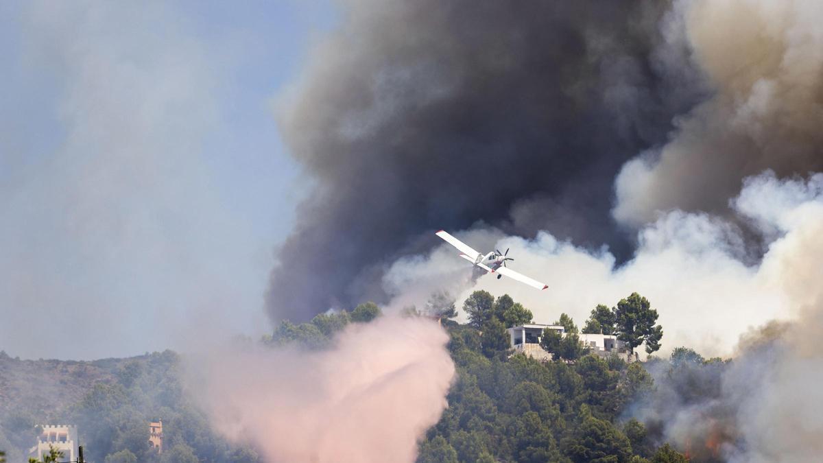 Archivo - Avión durante las labores de extinción de un incendio forestal, a 25 de julio de 2026, en Vall d'Uixó, Castellón