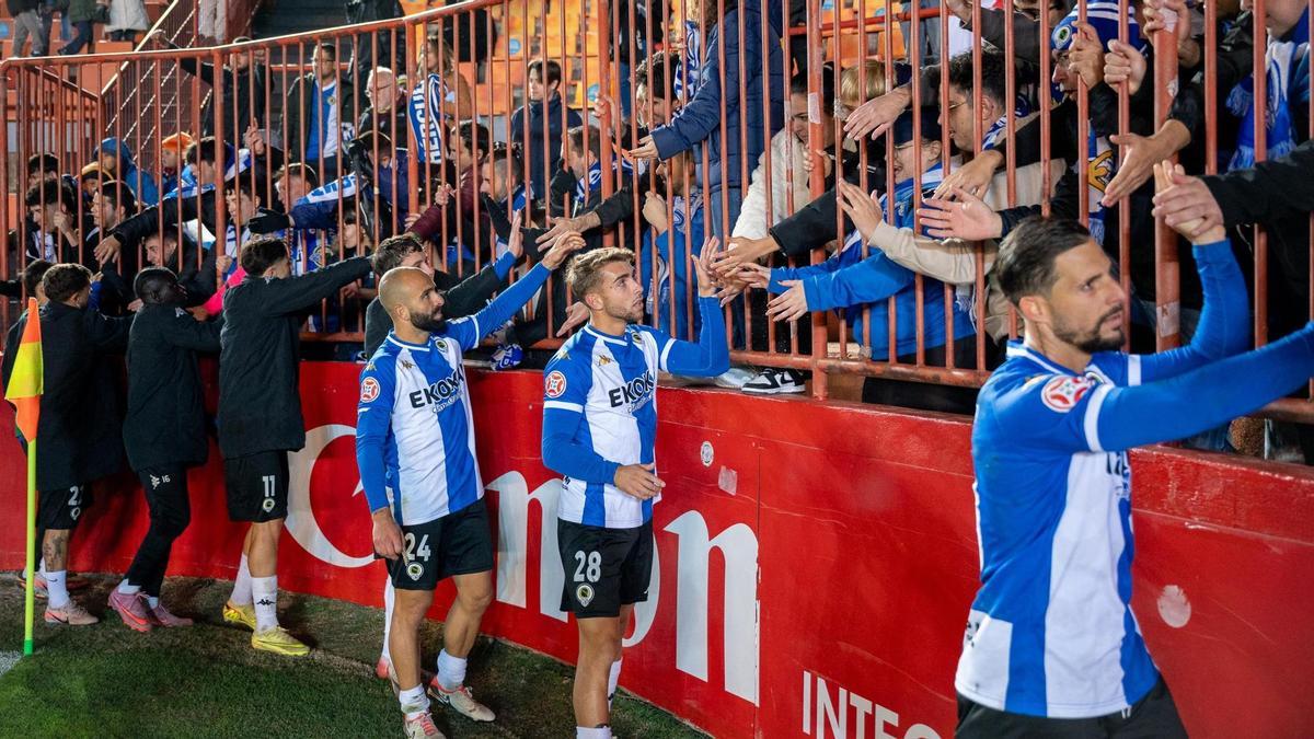 Los jugadores del Hércules saludan a aficionados blanquiazules desplazados a Tarragona