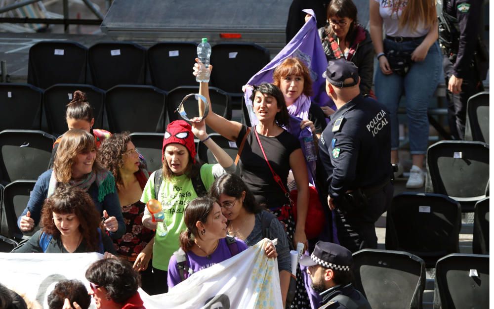 8-M en Málaga | La Policía Local desaloja la tribuna de Semana Santa durante