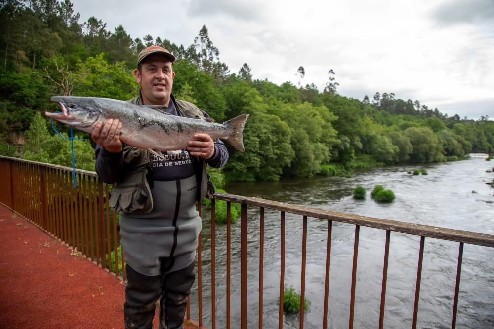 Los dos primeros salmones de la temporada en el Ulla en manos de José Manuel Covas y Luis Souto, los dos pescadores afortunados. // Bernabé / Miguel