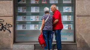 BARCELONA 01/07/2024  Economía. Escaparates de locales inmobiliarios en el centro de barcelona.        FOTO de ZOWY VOETEN