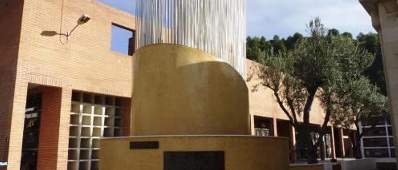 El monumento instalado en el Jardín de la Memoria del cementerio de Tavernes.