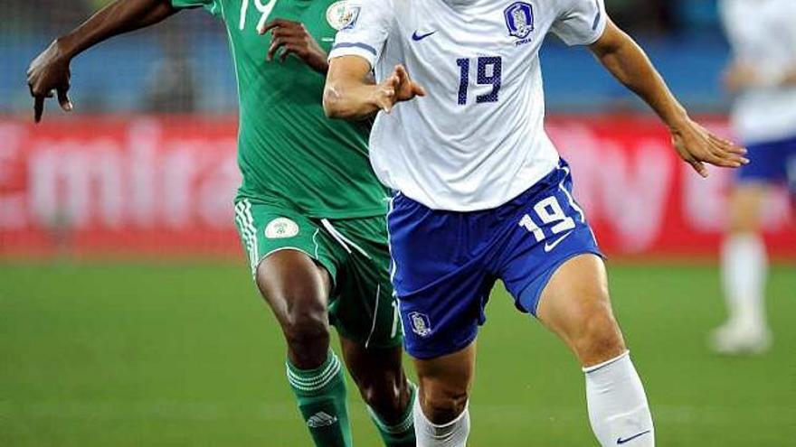 Yeom Ki Hun pelea por el balón con Obasi.