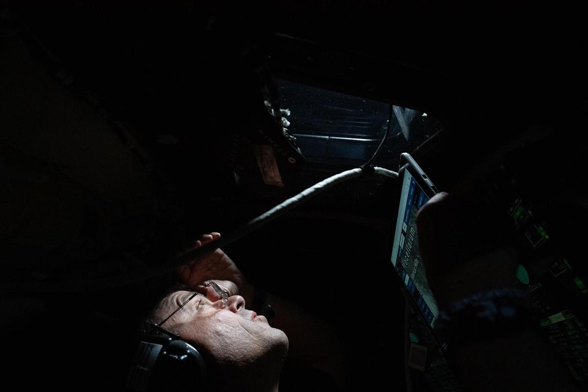 El comandante de Artemis II, Reid Wiseman, observa por la ventana de la nave Orion justo cuando comienza su primer período de observación lunar del día