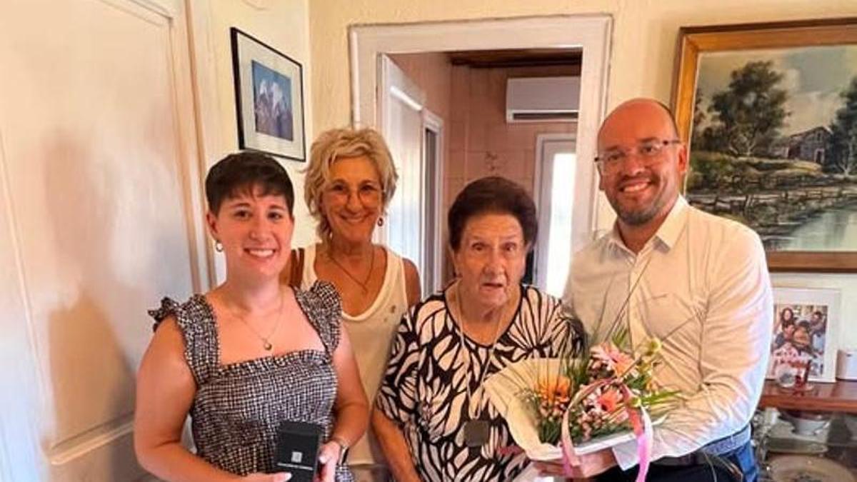 Elvira Xandri, de Gironella, ha rebut fa pocs dies la Medalla Centenària