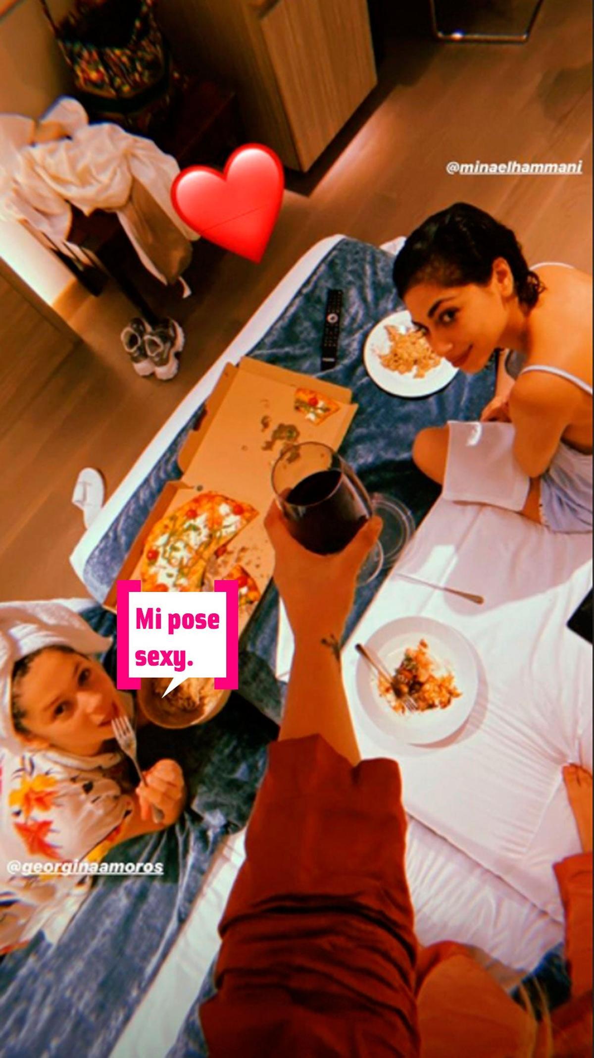 Danna Paola, Mina Al Hammni y Georgina Amorós comiendo pizza Danna Paola, Mina Al Hammni y Georgina Amorós comiendo pizza