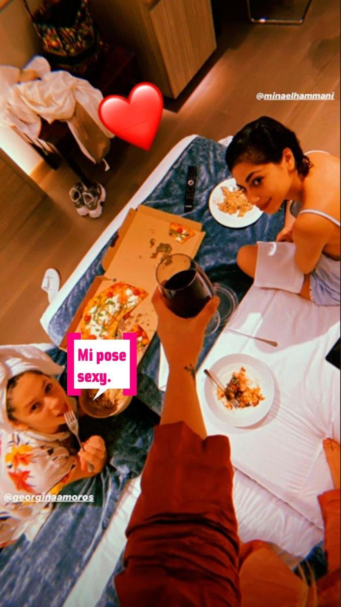 Danna Paola, Mina Al Hammni y Georgina Amorós comiendo pizza