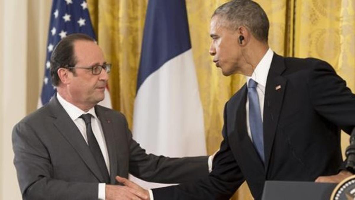 Hollande (izquierda) y Obama se dan la mano, en la Casa Blanca, este martes.
