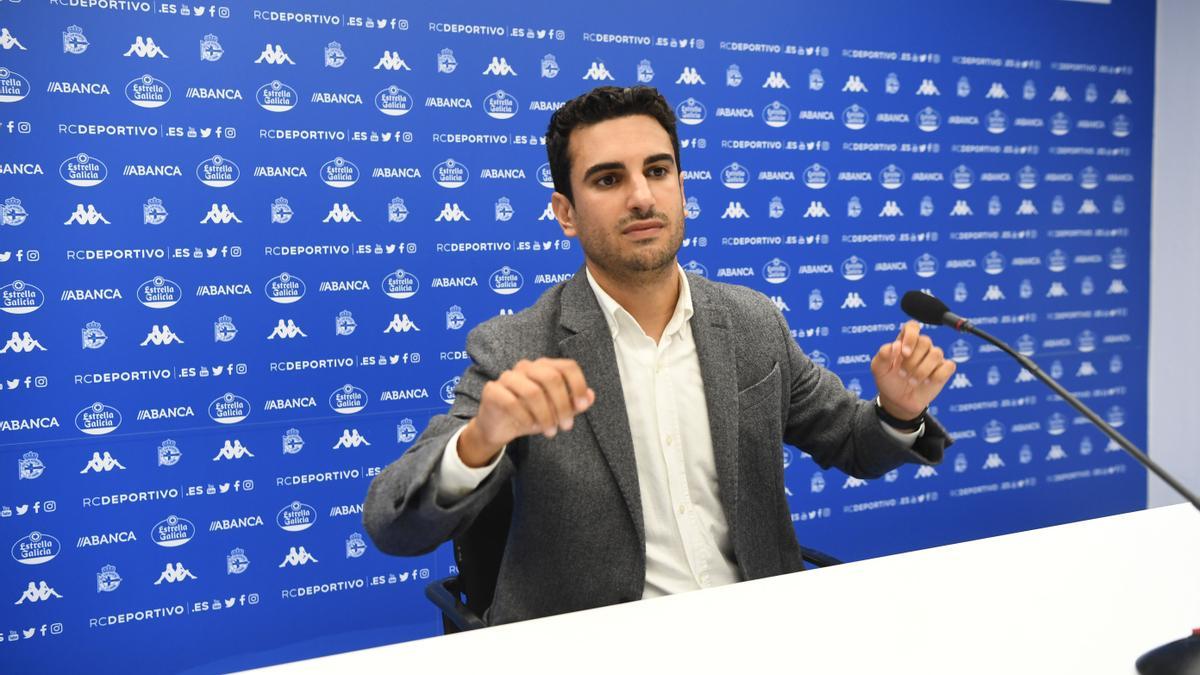 El secretario técnico del Dépor, Carlos Rosende, hoy en la sala de prensa de Riazor.