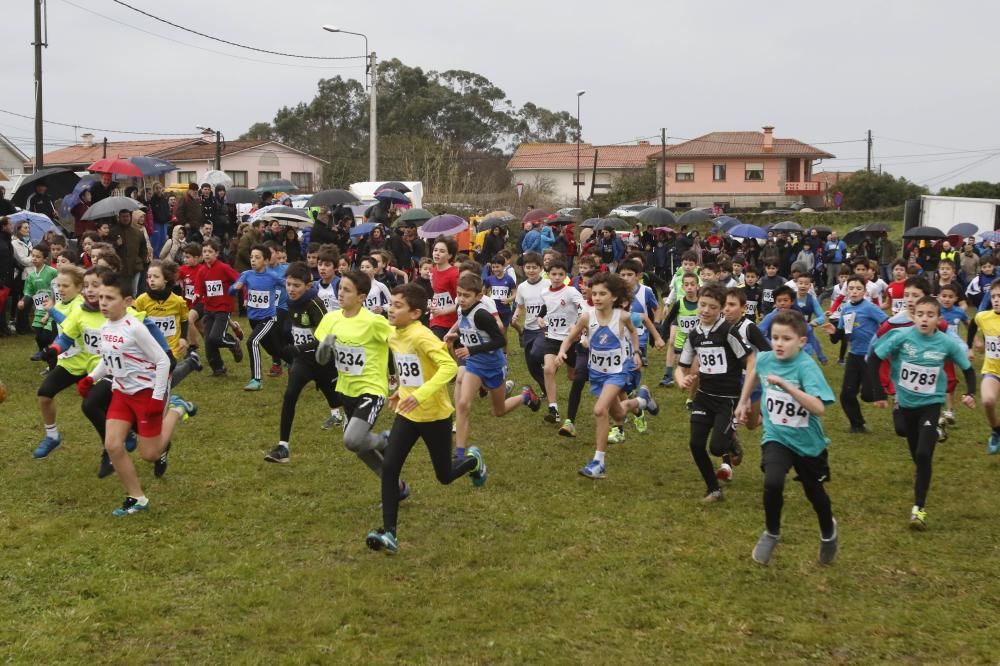 Cientos de corredores en el Trofeo San Miguel de Oia.