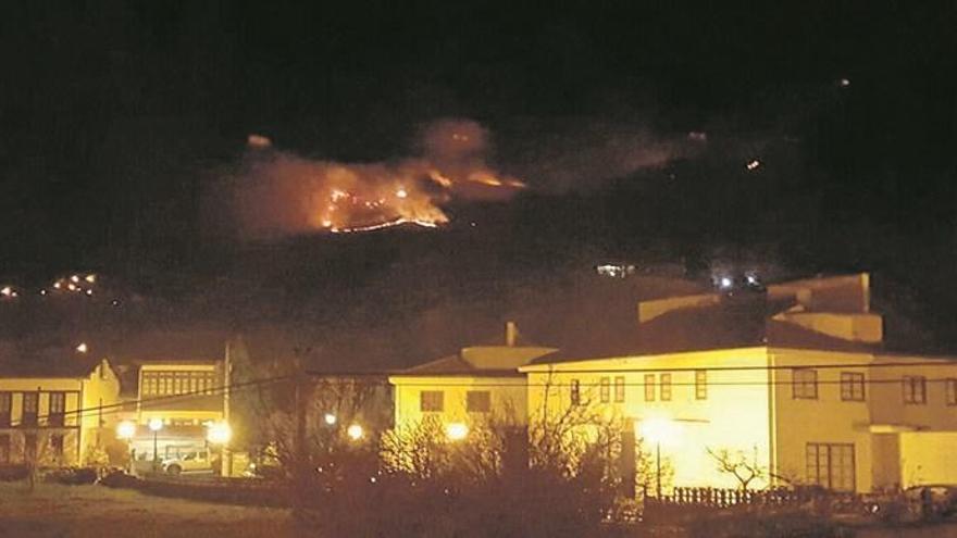 El incendio de ayer en Campiellos (Sobrescobio), visto desde Rioseco.