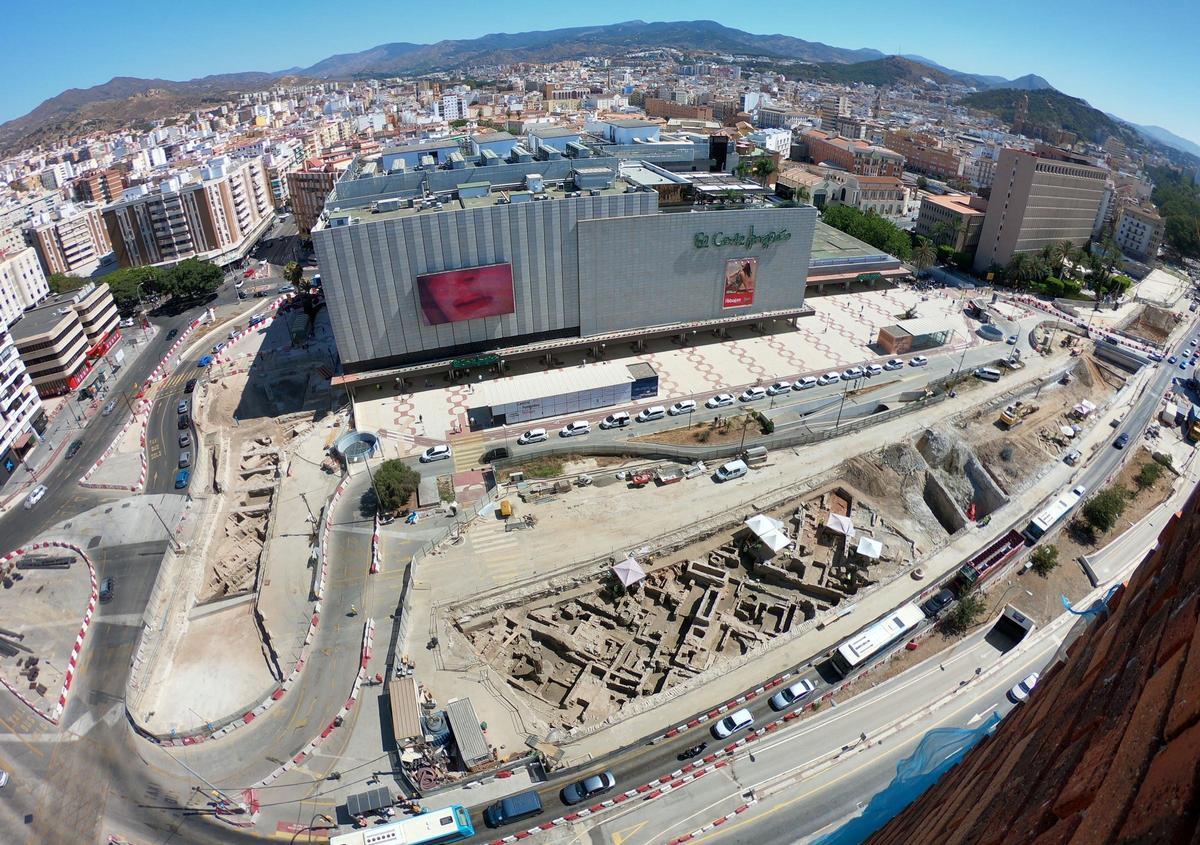 Arqueólogos avanzan en el entorno de las obras del metro en la avenida de Andalucía, donde emergió el arrabal de Attabanim.