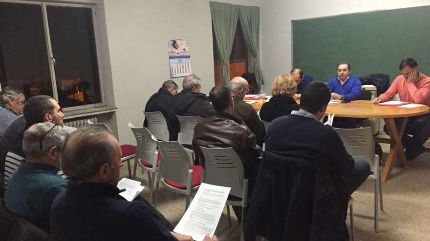 Alcaldes y representantes de los municipios, durante la asamblea general de la asociación.