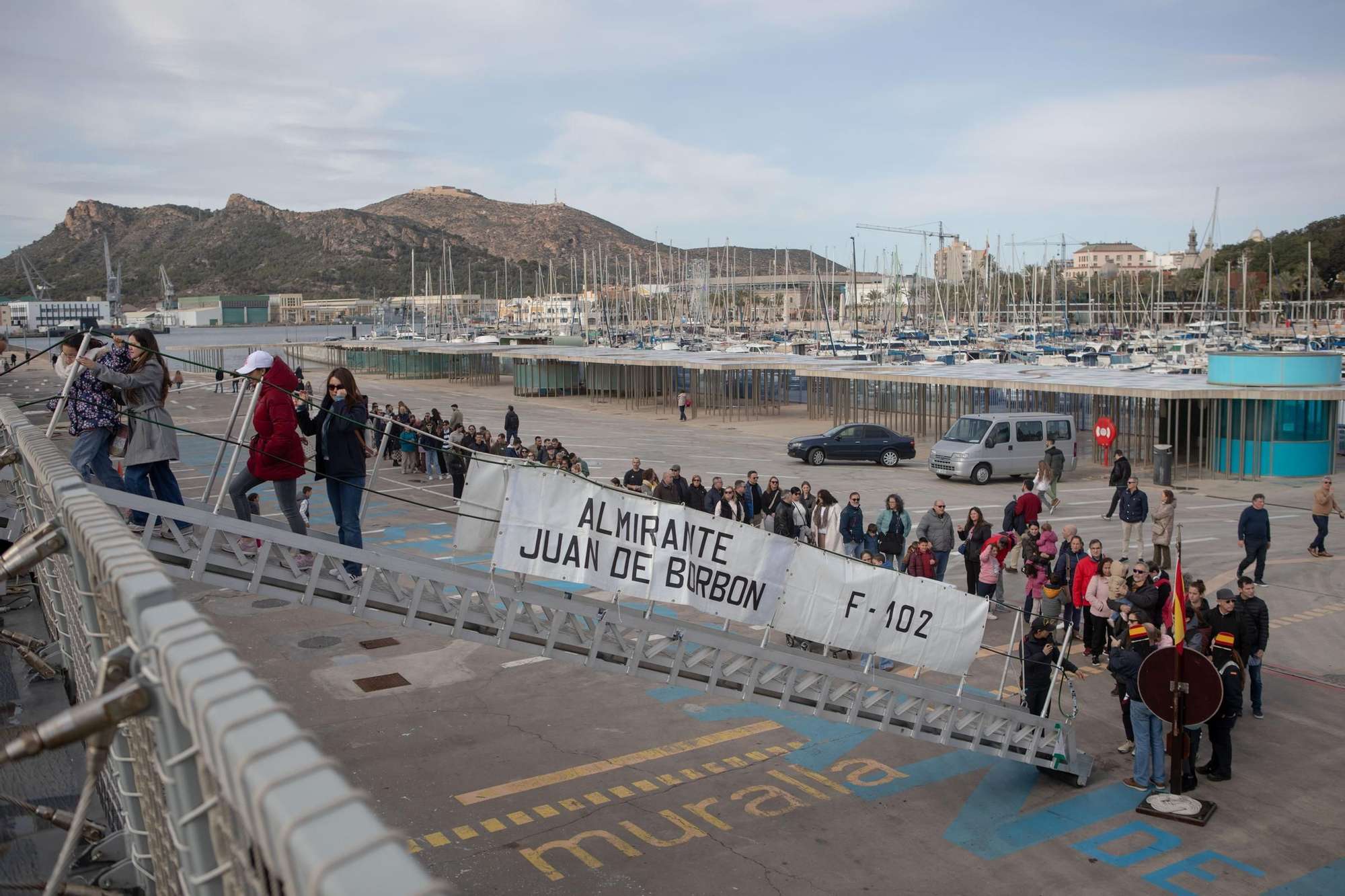 La primera jornada de puertas abiertas en la fragata 'Almirante Juan de Birbón', en imágenes