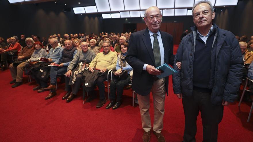Por la izquierda, Nicolás Redondo Terreros y Óscar Rodríguez Buznego, ayer, en el Club Prensa Asturiana. | |  LUISMA MURIAS