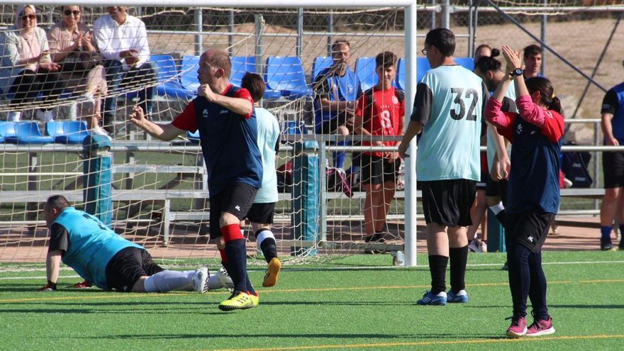 Uno de los partidos disputados en la última jornada de la Liga Súper Fútbol 8. | AYUNTAMIENTO DE YECLA